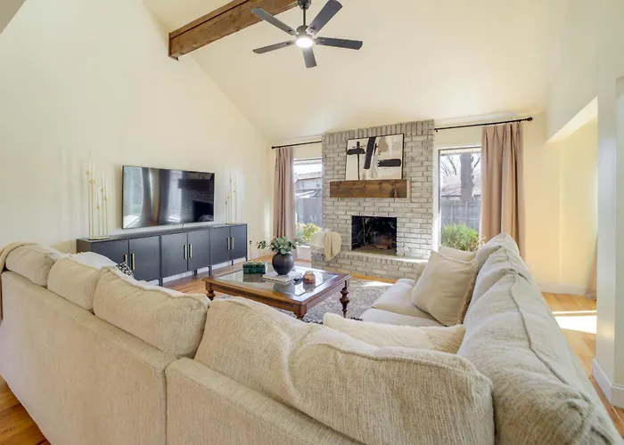 Groups Welcome, Location! Gem + Yard Holiday home
