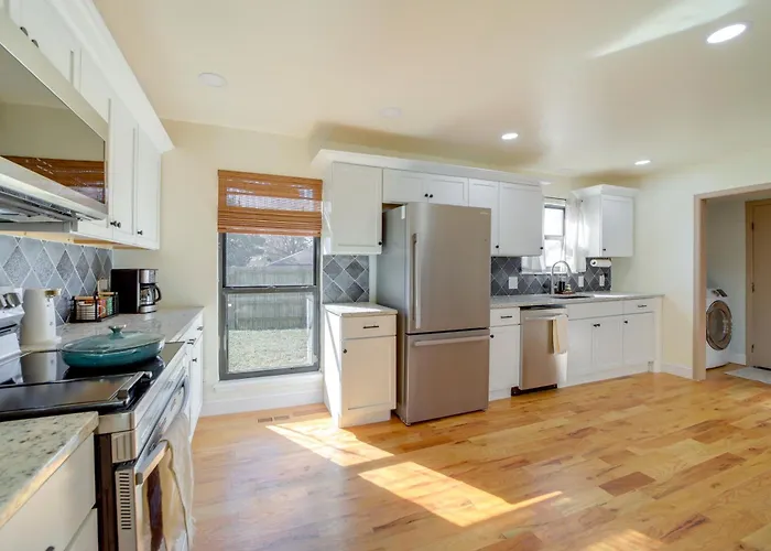 Groups Welcome, Location! Gem + Yard Holiday home
