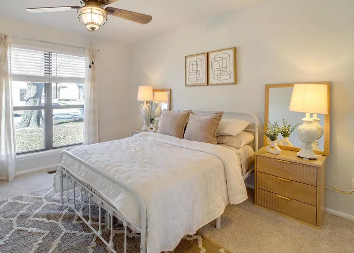 Groups Welcome, Location! Gem + Yard Holiday home
