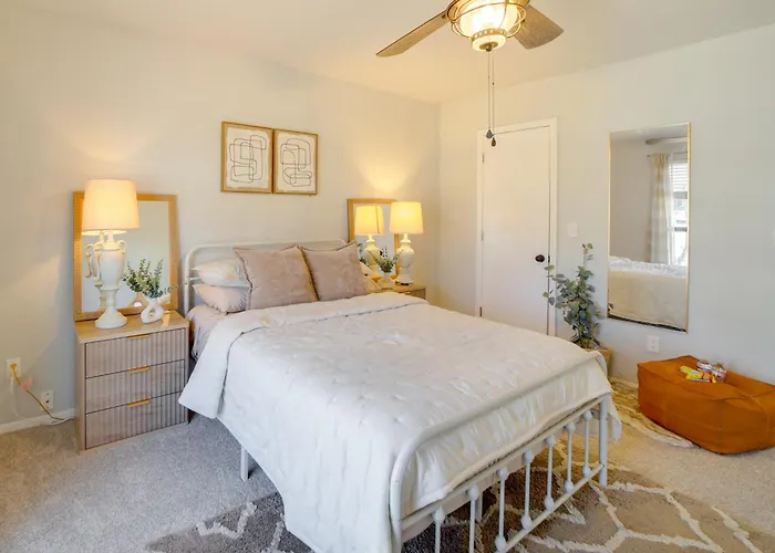 Groups Welcome, Location! Gem + Yard Holiday home