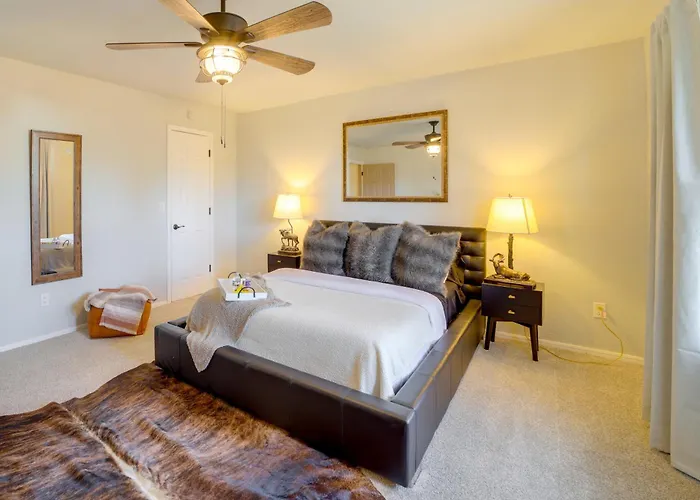 Groups Welcome, Location! Gem + Yard Holiday home Tulsa