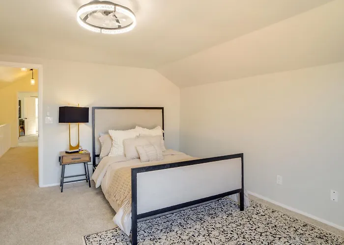 Groups Welcome, Location! Gem + Yard Holiday home Tulsa