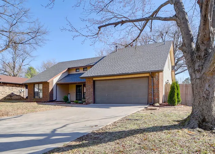 Groups Welcome, Location! Gem + Yard Holiday home *